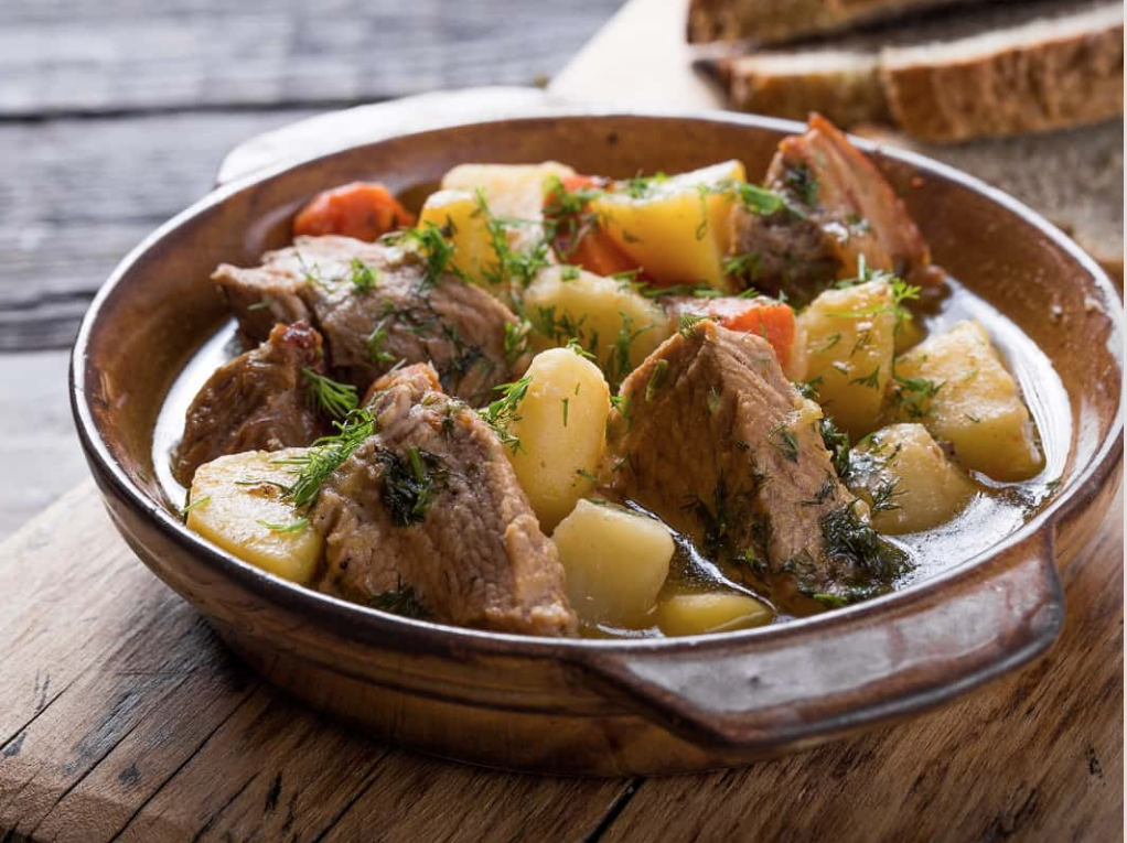 Ensalada de pimientos asados atún y huevo con estofado de magra de cerdo